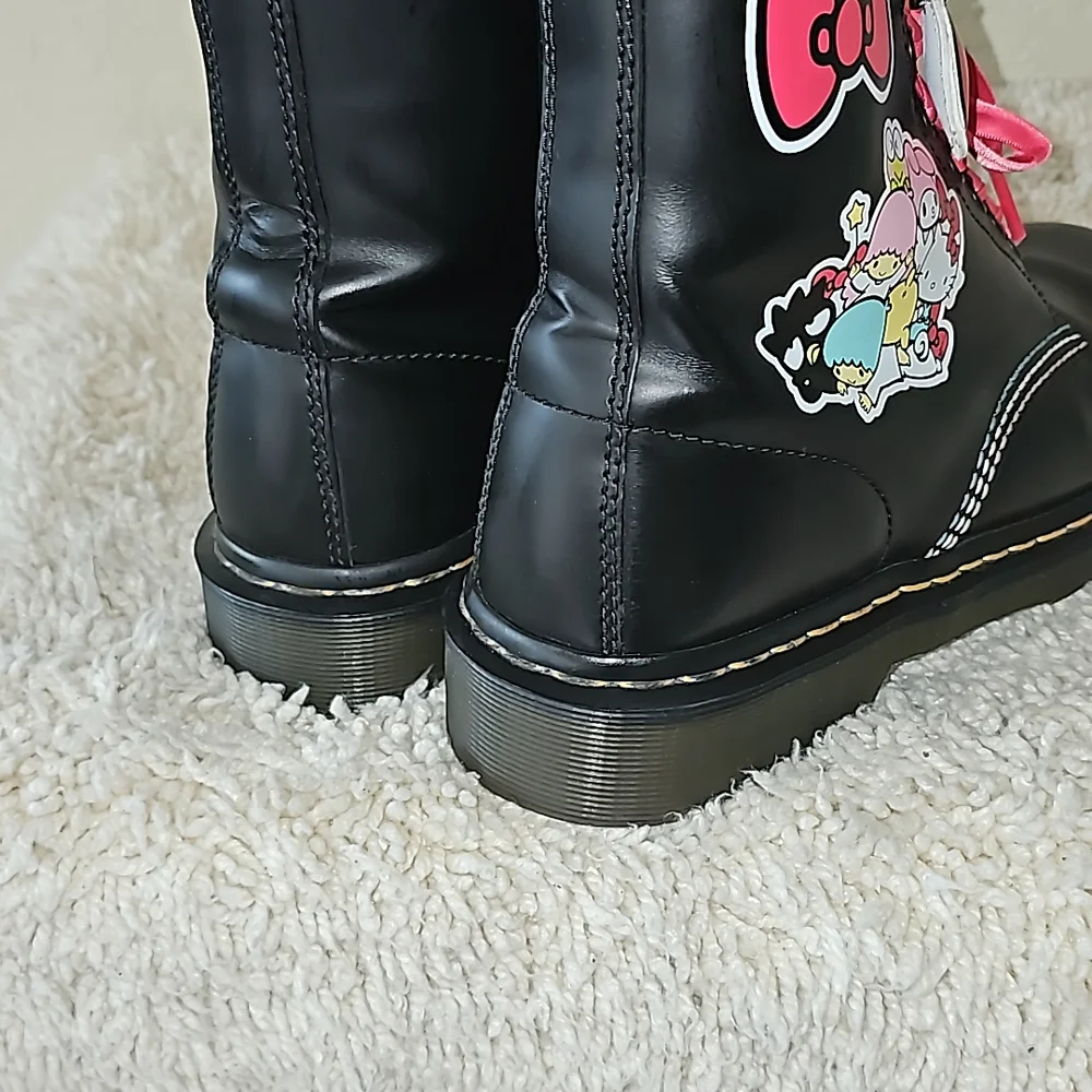 Dr. Martens X Hello Kitty & Friends Boots - Picture 10 of 16